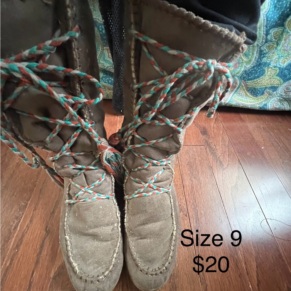 Lace up suade boots